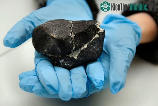 Một mảnh thiên thạch được bảo quản tại Bảo tàng Lịch sử Tự nhiên Smithsonian.