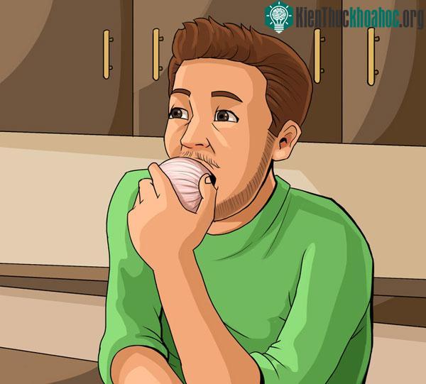 Nhai hành sống ngừa sâu răng
