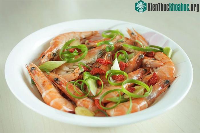 Tôm sau khi "say rượu" được làm chín bằng cách châm lửa đốt trong khoảng 20-30 giây