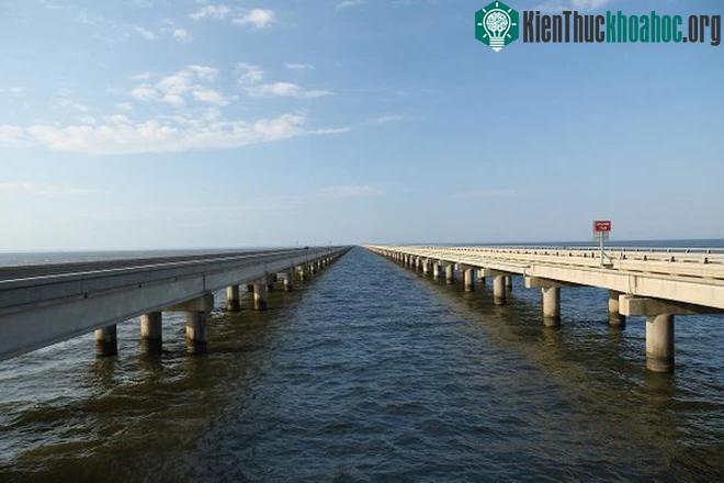 Trải nghiệm trên cây cầu cao tốc dài nhất thế giới: Tài xế sợ "cứng người", sản phụ đẻ rơi trên cầu ảnh 3