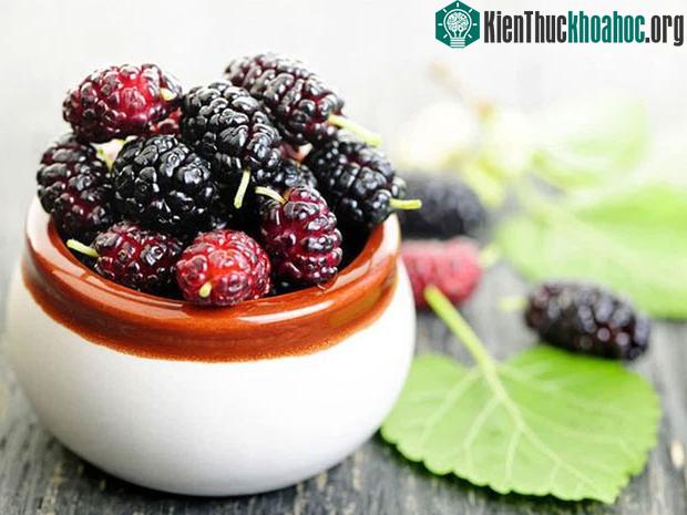 Trong nước dâu tằm có chứa canxi, sắt và vitamin K.