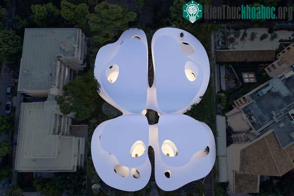 Nhìn từ trên cao, ngôi nhà có hình giống hệt một con bướm đang dang rộng đôi cánh