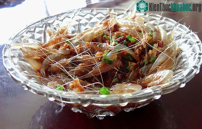 Nhiều thực khách thích ăn tôm sống ngay khi vừa tưới rượu mạnh.