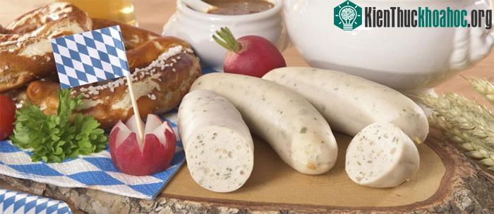Xúc xích luộc ăn kèm với bánh mì