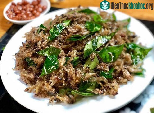 Vật vờ rang lá móc mật.