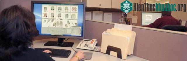 Đến năm 1990, FBI áp dụng Hệ thống Nhận dạng Vân tay Tự động Tích hợp.
