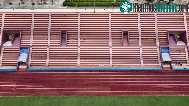 Khán đài cũng được lắp đặt các băng ghế để thuận tiện vệ sinh, bảo trì và tháo lắp