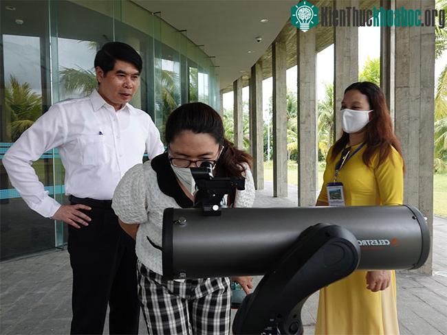 Du khách trải nghiệm các kính thiên văn phổ thông tại Trạm quan sát thiên văn.