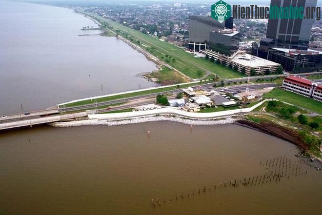 &nbsp;Cầu Pontchartrain trở thành cây cầu dài nhất trên mặt nước (tính theo độ dài liên tục).