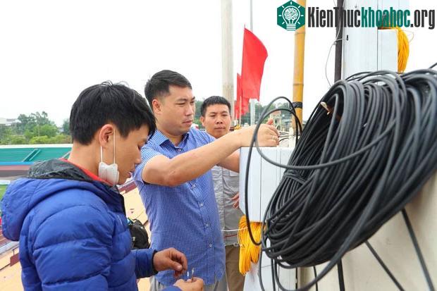 Việc lắp đặt hạ tầng viễn thông cũng được triển khai trong sáng ngày 19/4
