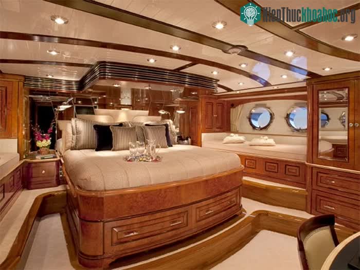 Mức giá đắt đỏ cũng do phòng ngủ chính xa hoa, được trang trí bằng bạch kim, đá thiên thạch