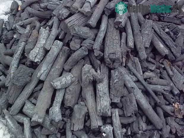 Dùng than củi khử mùi lò vi sóng rất hiệu quả.