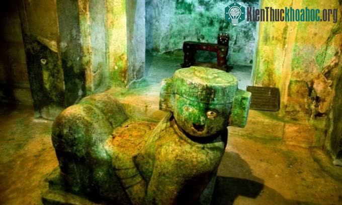 Chiếc ngai báo đốm trong kim tự tháp El Castillo.