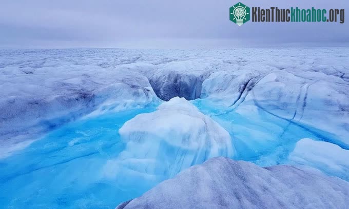 Một dòng sông hình thành do băng tan chảy ở Greenland