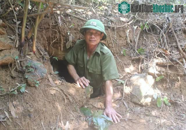 Cửa hầm nằm ở vách đất có cây cối che chắn và chỉ đủ 1 lần 1 người chui vào.