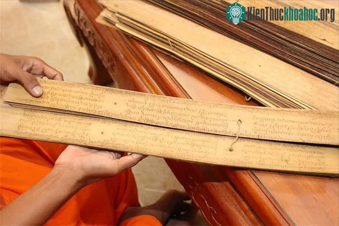 Chữ viết trên lá buông.