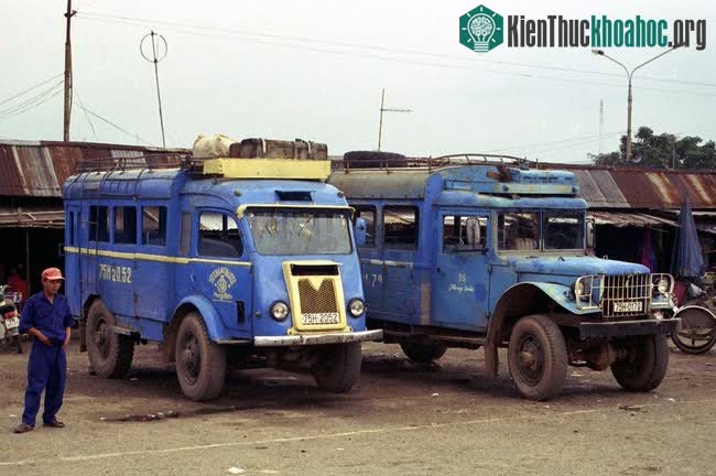 Một chiếc xe buýt Renault Goélette (trái) tại bến xe ở Huế năm 1996.