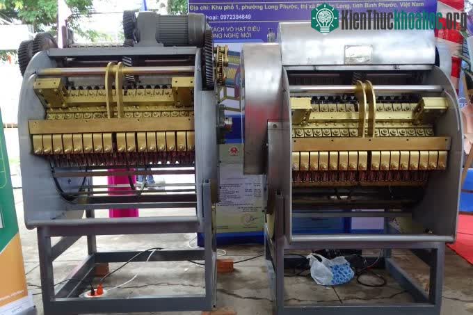 Hai đầu máy tách hạt điều cải tiến do anh Liền sáng chế.