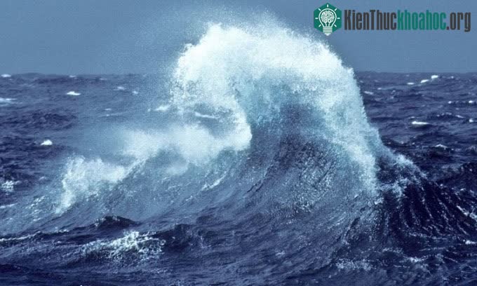 Sóng sát thủ trên Nam Đại Dương chụp từ tàu phá băng Astrolabe của Pháp.
