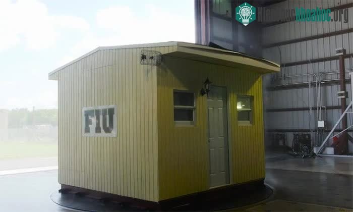 Mái nhà dễ bị ảnh hưởng bởi lực nâng lên trong cơn bão.
