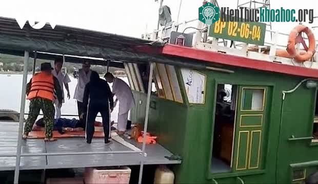 Cấp cứu ngư dân bị nạn trên biển Bạch Long Vỹ.