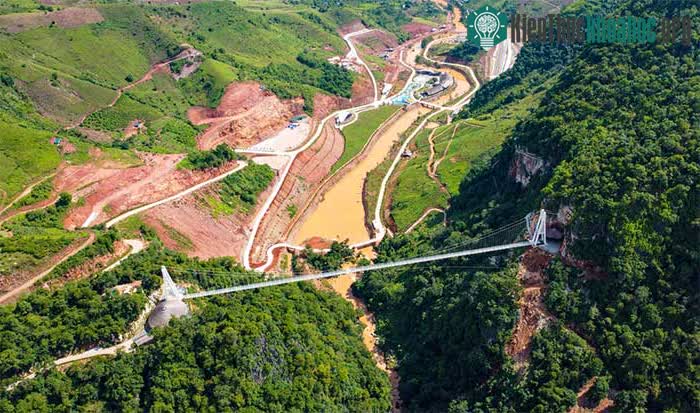 Cầu kính Bạch Long được xây dựng ở tỉnh Sơn La (Việt Nam) và dài khoảng 630m.