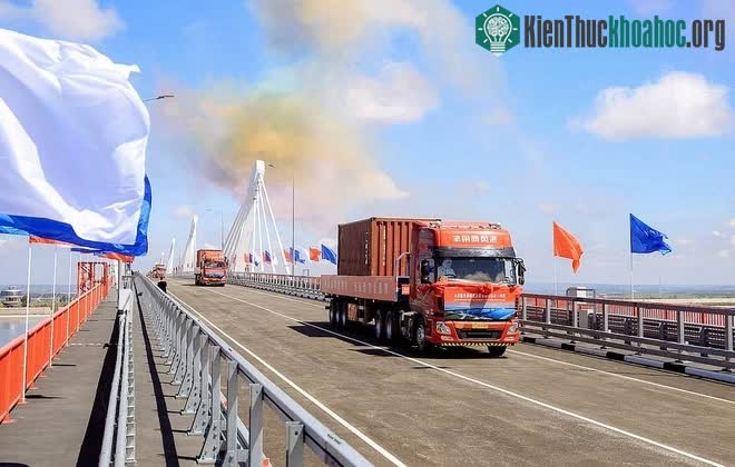Những chiếc xe đầu tiên lưu thông qua cầu đường bộ nối Nga và Trung Quốc ngày 10/6.