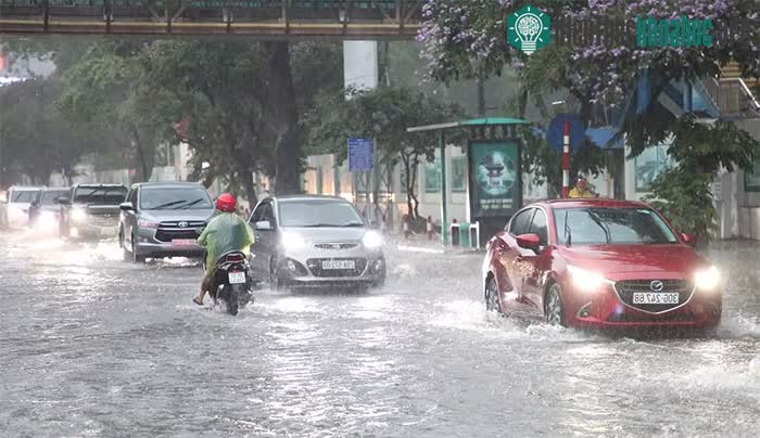 Hà Nội có lúc có mưa rào và giông, khả năng xảy ra ngập úng ở vùng trũng.