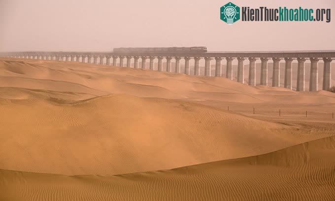 Một đoàn tàu chạy thử nghiệm trên tuyến Hotan-Ruoqiang ở khu tự trị Tân Cương.