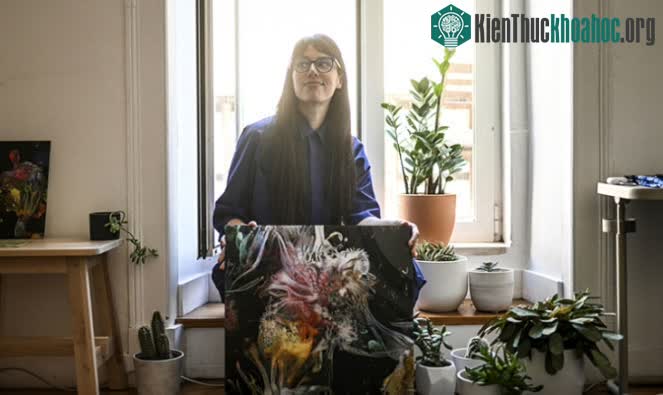 Sofia Crespo chụp ảnh với một trong những "tác phẩm AI" của mình vào ngày 8/6/2022.