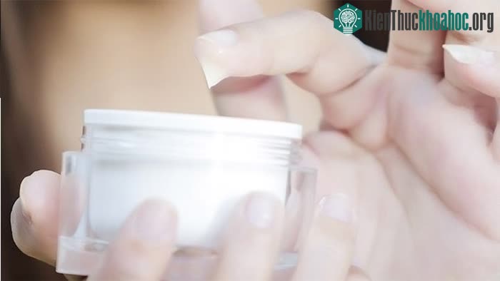 Nên duy trì thói quen thoa dưỡng ẩm cho da hai lần mỗi ngày vào sáng và tối.