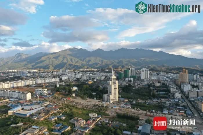 Diêm Nguyên là một huyện thuộc Châu tự trị dân tộc Di Lương Sơn, tỉnh Tứ Xuyên
