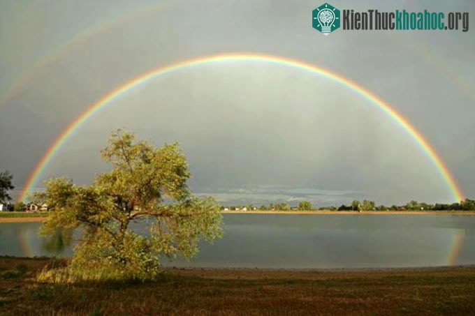 Cầu vồng trên hồ Harper Lake ở Louisville, bang Colorado, Mỹ.