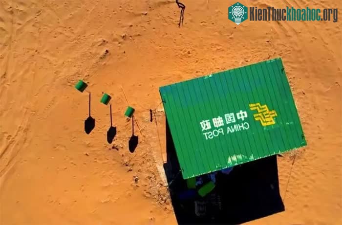 Nằm sâu trong sa mạc, đây chính là bưu điện cô độc nhất thế giới ảnh 1