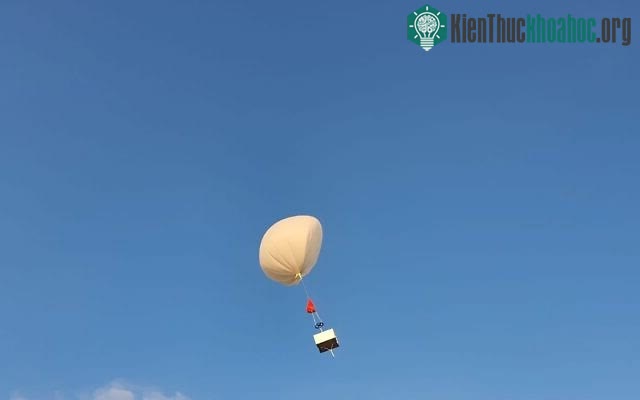 Khi gió thổi qua khối thiết bị, CO2 đóng băng được tách ra và được giữ lại.