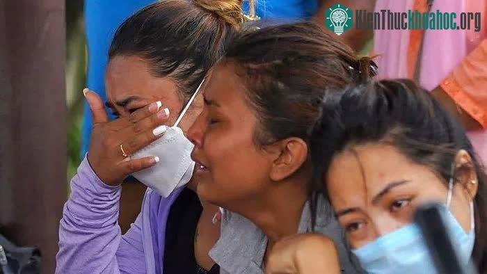 Thân nhân hành khách trên chiếc DHC-6 mất tích của hãng Tata Air ngồi chờ bên ngoài