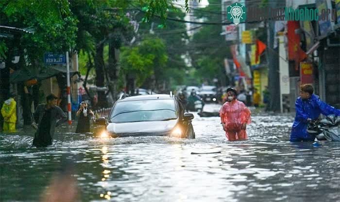 Nhiều con phố Hà Nội ngập sâu trong cơn mưa chiều 29/5