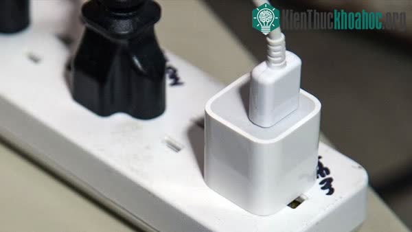 Người dùng có thể tìm mua các ổ cắm điện nối dài để thuận tiện mỗi khi rút phích cắm. Ảnh: Shutterstock.