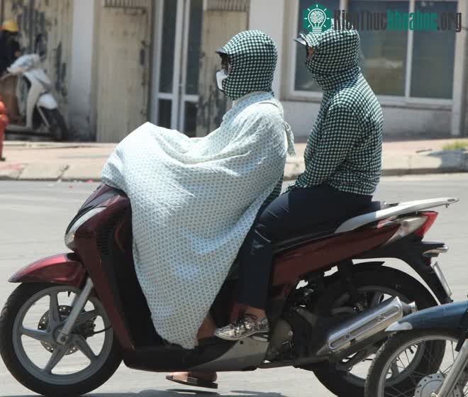 Sử dụng váy, áo chống nắng với tà áo dài có thể ảnh hưởng vận động của người mặc.