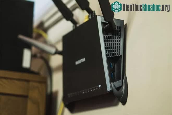 Treo bộ phát sóng Wi-Fi lên tường là giải pháp tối ưu vùng phủ sóng.