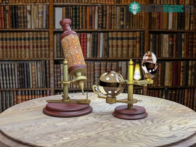 Kính hiển vi được cải tiến của Robert Hooke.