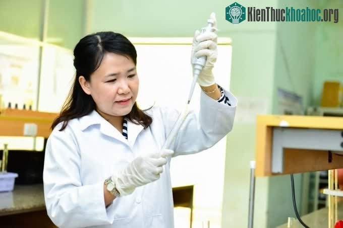 PGS.TS Hồ Thị Thanh Vân tại phòng thí nghiệm.