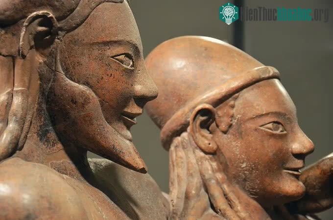 &nbsp;Cỗ quan tài hình người "vợ chồng Etruscan Sarcophagus"