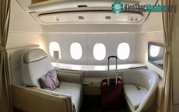 &nbsp;Trong lúc bay, bạn có thể tận thưởng phim ảnh, chương trình tivi qua màn hình cảm ứng.