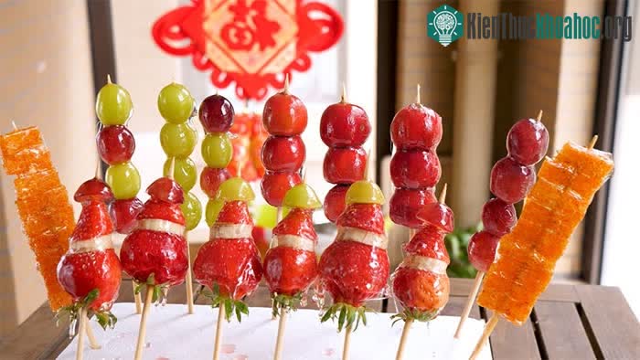 Những xiên kẹo hồ lô với màu sắc bắt mắt, tươi ngon