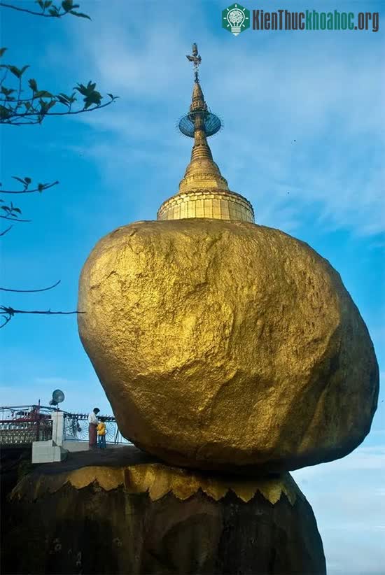 Tảng đá dát vàng đứng chênh vênh nghìn năm trên núi, thách thức mọi định luật vật lý ảnh 1