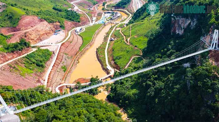 Cận cảnh cây cầu kính đi bộ dài nhất thế giới, du khách thử "cảm giác mạnh" khi thăm quan ảnh 10