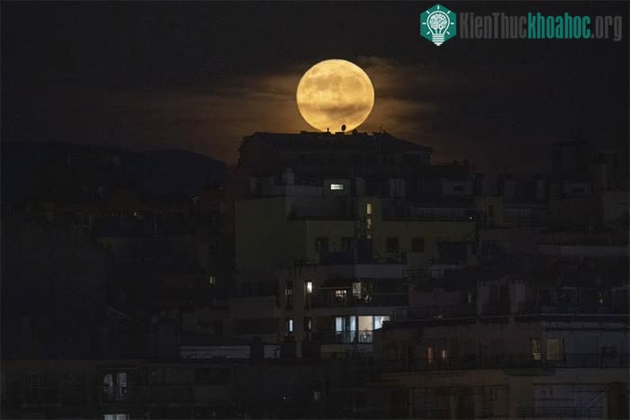 Trăng tròn xuất hiện tại Marseille, miền Nam nước Pháp vào ngày 14/6.