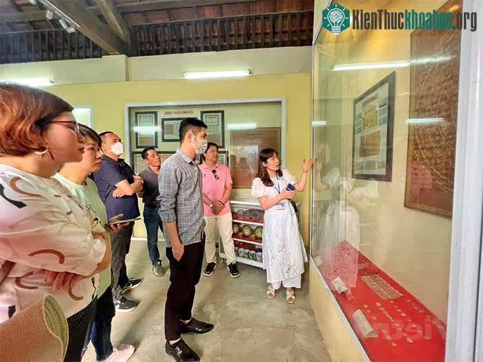 Hướng dẫn viên giới thiệu đồng tiền Việt Nam qua các thời kỳ.