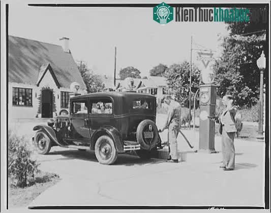 Đến năm 1920, khái niệm về một trạm dịch vụ cung cấp xăng đã bắt đầu bén rễ